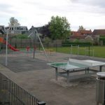 de vernieuwde speeltuin ,helemaal betegeld.